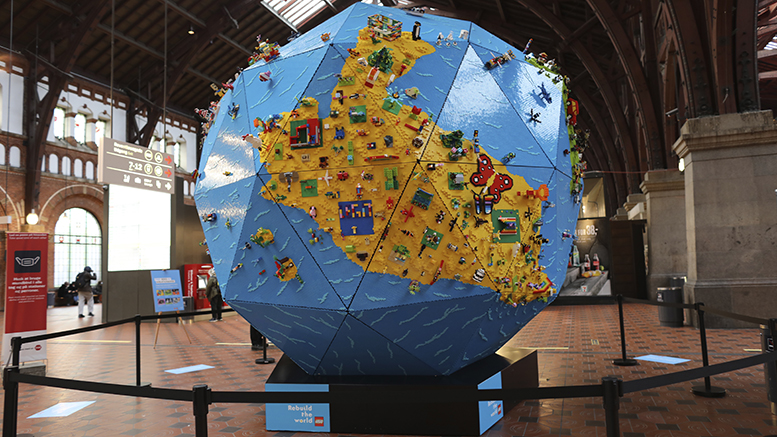 attribut karakter Udlevering Kæmpe LEGO globus kan ses på Københavns Hovedbanegård - Netavisen Grindsted